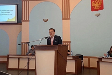 Навыки ведения дебатов показывают молодежные парламентарии